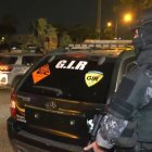 Personal policial evacuó el centro comercial tras la alerta de explosivos.