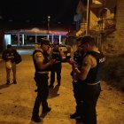 Personal policial recaba indicios y revisa cámaras de seguridad para dar con el responsable del crimen.