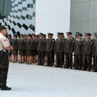 El coronel Jimmy Viteri, comandante de la Subzona de Policía, recibe a los policías que se suman a dar seguridad en Tungurahua.