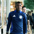 Miller Bolaños, en su llegada al estadio con la indumentaria oficial de Emelec, previo a uno de los encuentros de la temporada.