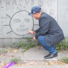 Los símbolos extraños que aparecieron en 2022 en la fachada del Cementerio podrían estar relacionados con hechos actuales.