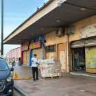 Locales realizaron limpieza profunda por productos caducados o dañados por humo y agua.