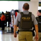 Personal del Departamento de Seguridad Nacional (DHS) efectuando controles en el  Aeropuerto Intercontinental George Bush en Houston (EE.UU).