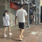 La mañana siguiente del asesinato, los comerciantes llegaron con precaución a laborar.