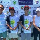 Premiación de 14+ años unificado: Jonhny Saldivias, director del torneo; Mateo Reyes, Miguel San Martín; y, María José Santander, vicepresidenta de la Federación Ecuatoriana de Tenis.