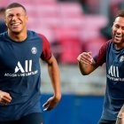 Neymar (d) y Mbappé compartieron en París Saint-Germain.