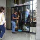 El vidrio de la puerta principal quedó con un orificio por efecto del hecho violento