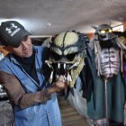 Roberto Terraza fabrica sus trajes en casa.