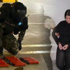 Los explosivos fueron hallados en poder de la mujer detenida y quedaron bajo custodia de las autoridades.