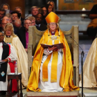 Sarah Mullally durante su histórica entronización en Canterbury, marcando un antes y un después en la Iglesia anglicana