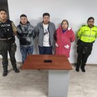 La señora y uno de sus hijos registran antecedentes penales.