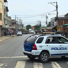 Policía inspecciona el taller de motos donde dos hombres fueron asesinados en Pascuales.