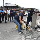 Los pilares de concreto que habían sido levantados en la vía pública fueron derribados.