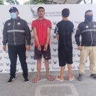 El adulto (camiseta roja) y el adolescente (de espaldas) son procesados por desaparición involuntaria.