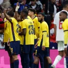 Jugadores de Ecuador reclamaron al árbitro central tras el penal de Marruecos.