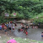 Familias convierten un riachuelo estacional en ‘balneario’ en Guayaquil