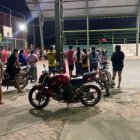 Ciudadanos en Naranjal se reunieron para observar la escena del crimen.