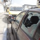 Un vehículo quedó con una de sus ventanas rotas por efecto del ataque armado.