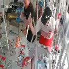 Captura de pantalla del instante en el que los agresores atacaban a los trabajadores.