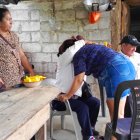 Los allegados a las víctimas se abrazaban tras la tragedia que dejó seis asesinados.