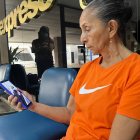 Con la mirada fija en la foto de su hija, Daysi llegó a EXTRA en busca de ayuda ante una decisión que la sobrepasa.