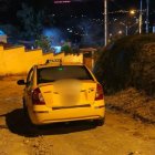 Un taxi estaba parqueado en la escena. Sería el que manejaba la víctima.