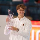 Jannik Sinner celebró su título en Miami tras una final interrumpida por la lluvia, consolidando su gran momento en el circuito ATP