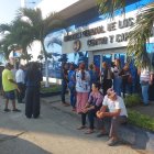 Familiares de los pescadores acudieron a la Capitanía del Puerto a indagar por reportes.