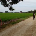 Policías realizaron una inspección en el sitio donde hallaron el cuerpo.