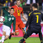 Hirving "Chucky" Lozano desborda a la defensa belga, representada por Thomas Meunier