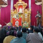 En la parroquia de El Vecino, por tradición, cada martes regalan pan a un grupo de feligreses.