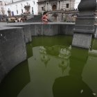 La pileta de San Francisco tiene agua estancada desde hace mucho tiempo. Además, hay mal olor.