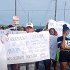 Manifestantes en Esmeraldas exhiben carteles durante la protesta por el derrame de crudo en Quinindé, reclamando indemnizaciones y reparación por los daños ambientales.