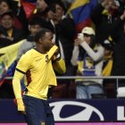 El delantero de Ecuador, John Yeboah, celebra el primer gol del combinado ecuatoriano durante el partido amistoso que los combinados nacionales de Marruecos y Ecuador disputaron el viernes en el estadio Metropolitano, en Madrid.