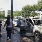 Bomberos controlando el incendio de un Mazda CX-5 en Urdesa Central.
