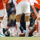 Jurriën Timber se toca la pierna con claros gestos de dolor mientras es atendido por el cuerpo médico del Arsenal