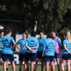 El DT de la selección argentina femenina dando instrucciones tácticas al plantel durante el entrenamiento.