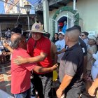 Hernán Flores, el capitán del barco siniestrado, es abrazado por la comunidad de San Mateo, en la explanada de la Virgen del Mar