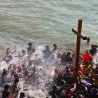 Entre plegarias y cánticos los pescadores de Ballenita bañaron la cruz