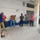 Personas privadas de libertad realizan labores de remodelación en la Gobernación de Esmeraldas, como parte de su proceso de rehabilitación y reinserción social.