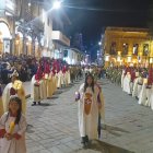 Devotos recorren el centro de Cuenca durante la procesión de los pasos.