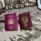 Entre las evidencias encontradas en la operación consta un pasaporte de origen europeo, específicamente de España.