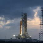 Fotografía cedida por la NASA donde se muestra el cohete del Sistema de Lanzamiento Espacial (SLS) y la nave espacial Orion