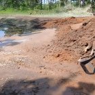Restos metálicos y tierra removida en La Independencia, Quinindé, tras el incendio provocado por un pinchazo en el poliducto.