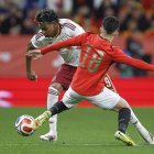 El delantero de la selección española, Lamine Yamal (i), intenta llevarse el balón ante el jugador de Egipto, Islam Eissa, durante un encuentro amistoso.