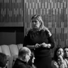 Noelia realiza sesiones en vivo en teatros.