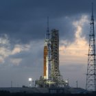 Fotografía cedida por la NASA donde se muestra el cohete del Sistema de Lanzamiento Espacial (SLS) y la nave espacial Orion de la misión Artemis II sobre una plataforma de lanzamiento móvil este lunes, en el Complejo de Lanzamiento 39B del Centro Espacial.