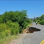 El tremendo socavón que se formó por las lluvias en la vía de ingreso al santuario de Olón genera que se cierre el paso a vehículos