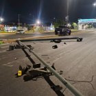 Vehículo perdió el control en La Aurora y chocó contra parterre; autoridades piden precaución al conducir.