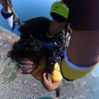 Schuberth Suing cumplió promesa y saltó en paracaídas por Barcelona SC